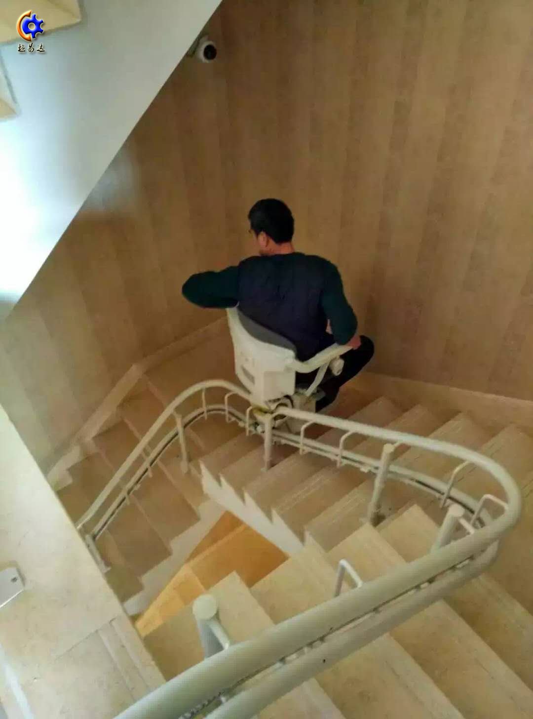 弯轨式斜挂座椅升降机